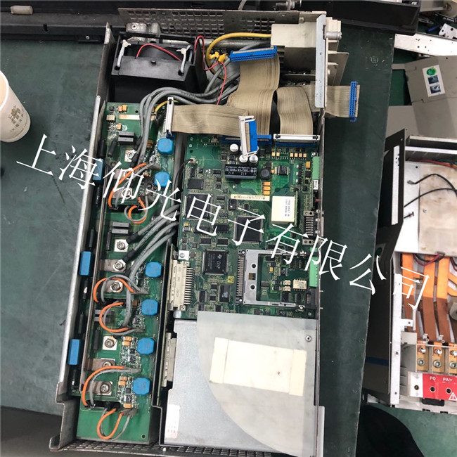工業(yè)電梯康沃FSCG05系列變頻器通電顯示POFF