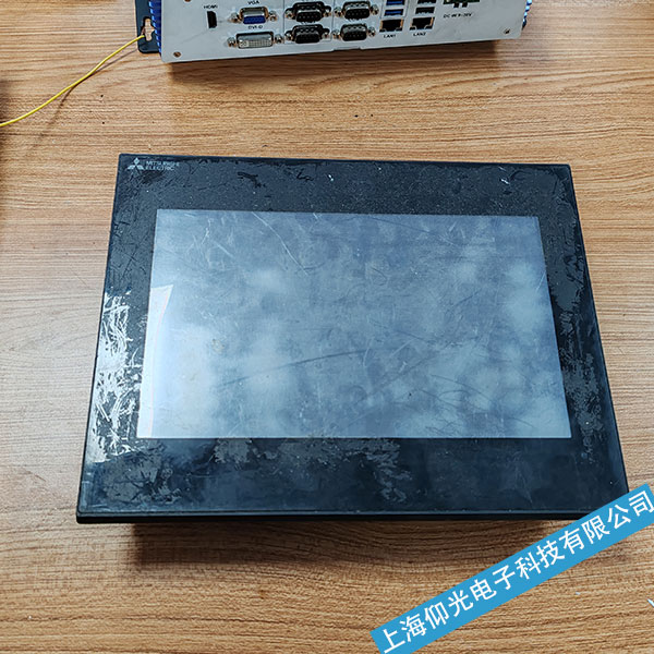 湖北武漢三菱觸摸屏通電不顯示是什么原因?怎么維修?